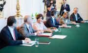 Das neue österreichische Kabinett bei seiner Sitzung am 5. Juni. (© picture-alliance/dpa)