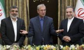 Auf der Pressekonferenz zur erhöhten Uran-Anreicherung von links: der Sprecher der Atomenergieorganisation, Behrus Kamalwandi, Regierungssprecher Ali Rabiei und Vize-Außenminister Abbas Araghchi. (© picture-alliance/dpa)