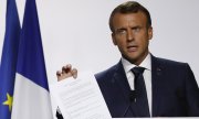 Macron Biarritz'deki G7 Zirvesi'nde sonuç bildirgesini okuyor. (© picture-alliance/dpa)