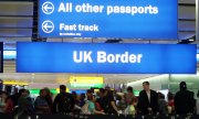 Soon everyone will join the same queue for passport control when entering the UK. (© picture-alliance/dpa)