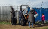 Des réfugiés à la frontière serbo-hongroise, clôturée, à l'automne 2015. (© picture-alliance/dpa)