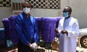 Nijer'in başkenti Niamey'de kamu kuruluşlarına sabun dolu variller dağıtılıyor. (© picture-alliance/dpa)