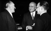 Robert Schuman (ortada), yanında Almanya Başbakanı Adenauer ve İtalya Dışişleri Bakanı de Gasperi ile Avrupa Konseyi'nin bir buluşmasında (1951). (© picture-alliance/dpa)