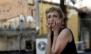 Eine Schauspielerin in Rom führt während des Lockdowns ein Theaterstück auf dem Dach auf. (© picture-alliance/dpa)