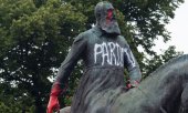 A statue of Belgium's King Leopold II was tagged with the word "Apologies" during the BLM protests in Brussels in mid-June. (© picture-alliance/dpa)