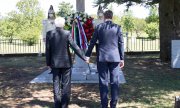 Борут Пахор и Серджио Маттарелла у памятника в Базовице, установленному в честь четырёх словенцев, убитых итальянскими фашистами. (© picture-alliance/dpa)