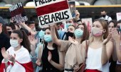 Around 100,000 people took part in peaceful demonstrations against the offical election results in Minsk.  (© picture-alliance/dpa)