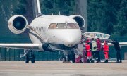 Navalnıy'ı taşıyan uçak Tegel Havalimanına indikten sonra. (© picture-alliance/dpa)