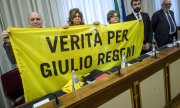Regeni'nin anne babası (soldan 1. ve 3.), İtalya'da konuyla ilgili soruşturma komisyonu önünde olayın aydınlatılmasını istiyor (Şubat 2020). (© picture-alliance/dpa/Roberto Monaldo)