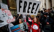 Assange supporters celebrate the ruling in London. (© picture-alliance/dpa/Frank Augstein)