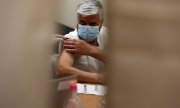 A man receiving the Sputnik V jab in Palestine. (© picture-alliance/dpa)