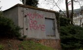 Graffito am Gelände der russischen Botschaft in Prag. (© picture-alliance/Petr David Josek)