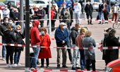 Queue in front of a mobile vaccination unit in the Cologne district of Chorweiler, which has a particularly high Covid 19 incidence, on 3 May. (© picture-alliance/Martin Meissner)