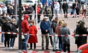 Lange Schlange vor dem Impfmobil im Kölner Stadteil Chorweiler, der eine besonders hohe Inzidenz hat, am 3. Mai. (© picture-alliance/Martin Meissner)