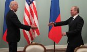 Image d'archives : en 2011 à Moscou, Poutine reçoit Joe Biden, alors vice-président. (© picture-alliance/Maxim Shipenkov)