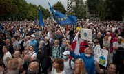 Varşova'da göstericiler yeni medya yasasını protesto ediyor (10.8.2021). (© picture alliance/ZUMAPRESS.com/Aleksander Kalka)