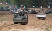 Italian, Canadian, Polish and US military vehicles during a Namejs 2021 manoeuvre. (© picture-alliance/AP/Roman Koksarov)