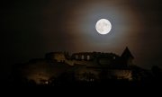 The night sky over Visegrád. (© picture alliance/Associated Press/Peter Komka)