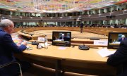 Borrell (auf dem Monitor) leitet ein Treffen der EU-Außen- und Verteidigungsminister. (© picture alliance/AA/Dursun Aydemir)