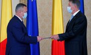 Nicolae Ciucă erhält von Präsident Klaus Iohannis die Amtsgeschäfte überreicht.(© picture-alliance/dpa)