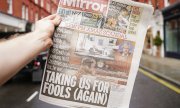 Титульная страница The Sunday Mirror от 12 декабря 2021 года. (© picture-alliance/empics/Аарон Чоун)