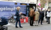 Waiting to get the jab in Vienna. (© picture alliance / HERBERT PFARRHOFER / APA)