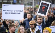 Protesters carrying signs during a demonstration against Russia's invasion of Ukraine. Lausanne, Switzerland, 22 March 2022. (© picture alliance/KEYSTONE/LAURENT GILLIERON)