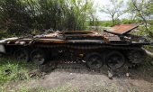 Pictures of Russian tank wrecks, here near Kharkiv, have become a symbol of failed military objectives. (© picture alliance / ZUMAPRESS.com / Aziz Karimov)
