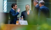 Emmanuel Macron et Viktor Orbán lors d'un sommet européen en mars. (© picture alliance / ASSOCIATED PRESS / Geert Vanden Wijngaert)
