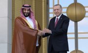 Türkiye Cumhurbaşkanı Erdoğan (sağda), Suudi Veliaht Prens bin Salman'ı 22 Haziran 2022'de Ankara'da kabul ederken. (©picture alliance/ASSOCIATED PRESS/Burhan Ozbilici)