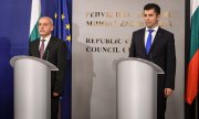 Der neu ernannte Premier Galab Donew (links) mit seinem Vorgänger Kiril Petkow am 2. August 2022 in Sofia. (© picture alliance/NurPhoto/Georgi Paleykov)
