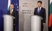 Newly appointed Prime Minister Galab Donev (left) with his predecessor Kiril Petkov in Sofia on 2 August 2022. (© picture alliance/NurPhoto/Georgi Paleykov)