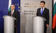 Le nouveau Premier ministre désigné, Galab Donev (à gauche) aux côtés de son prédécesseur Kiril Petkov, le 2 août 2022 à Sofia. (© picture alliance/NurPhoto/Georgi Paleykov)