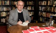 Salman Rushdie remains hospitalised with serious injuries but is off ventilator and able to talk (archive image from 2017). (© picture alliance/AP Images/Grant Pollard)