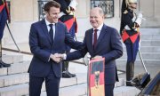 President Macron welcoming Chancellor Scholz in Paris on October 26. (© picture alliance/dpa/MAXPPP/Fred Dugit)