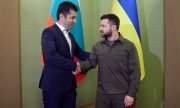 Bulgaristan'ın eski Başbakanı Petkov ve Ukrayna Devlet Başkanı Zelenskiy, 28 Nisan. (© picture alliance / ZUMAPRESS.com/Ukraine Presidency/Ukraine Presi)