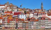 Porto's old town area. (© picture-alliance/Shotshop / elxeneize)