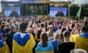 Präsident Selenskyj hält am Rande des Nato-Gipfels eine Rede. (© picture alliance/dpa / Kay Nietfeld)