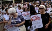 "Bir kişi daha eksilmeyeceğiz!" sloganıyla 31 Temmuz'da Sofya sokaklarına dökülen göstericiler. (© picture alliance / EPA / VASSIL DONEV)