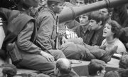 21 Ağustos 1968'de, Prag'daki bir Rus tankının önüne dikilen insanlar. (© picture-alliance/CTK)