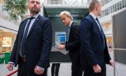 Die PVV von Geert Wilders (Mitte) will unter anderem Moscheen verbieten. (© picture alliance / ASSOCIATED PRESS / Mike Corder)