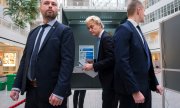 Geert Wilders'in (ortada) liderlik ettiği PVV, diğer şeylerin yanı sıra camileri de yasaklamak istiyor. (© picture alliance / ASSOCIATED PRESS / Mike Corder)