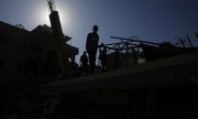 Gaza Strip residents search through the rubble in Nuseirat refugee camp.  (© picture alliance / Anadolu / Ashraf Amra)