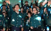Лай Циндэ и будущая вице-президент Сьяу Бикхим отмечают победу, 13 января 2024 года. (© picture-alliance/Associated Press/Цзян Ин-ин)