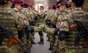 Rumänische Soldaten auf der Militärparade zum Nationalfeiertag 2023. (© picture alliance / ASSOCIATED PRESS / Vadim Ghirda)