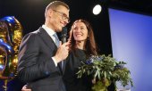 Nach dem Sieg: Alexander Stubb und seine Frau Suzanne Innes-Stubb. (© picture alliance / ASSOCIATED PRESS/Sergei Grits)