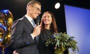 Alexander Stubb et son épouse, Suzanne Innes-Stubb, après l'annonce des résultats. (© picture alliance / ASSOCIATED PRESS/Sergei Grits)