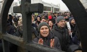 Hafta sonu da Navalnıy'ın mezarının başında uzun taziye kuyrukları oluştu. (© picture alliance/ASSOCIATED PRESS/Uncredited)