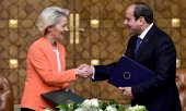 Kommissionspräsidentin von der Leyen war mit fünf europäischen Staats- und Regierungschefs zu Präsident al-Sisi gereist, darunter Giorgia Meloni und Kyriakos Mitsotakis. (© picture alliance/dpa/Belga / Dirk Waem)