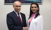 Wladimir Putin und Evghenia Guțul am 6. März in Sotschi. (© picture-alliance/ASSOCIATED PRESS / Mikhail Metzel)